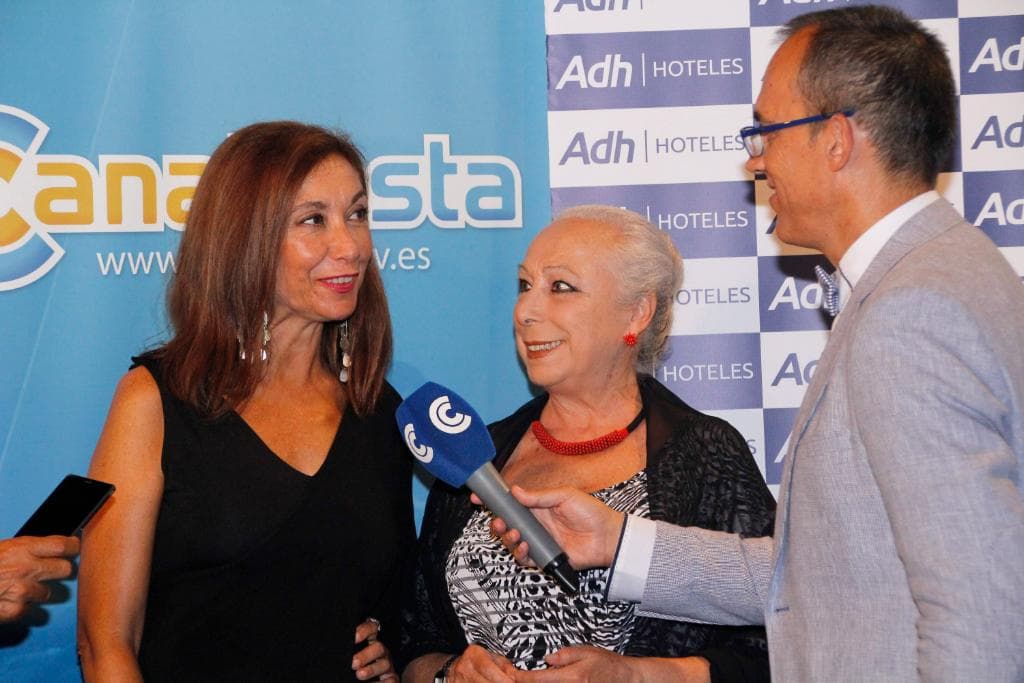 Mercedes y Cristina Hoyos respondiendo a los medios de comunicación