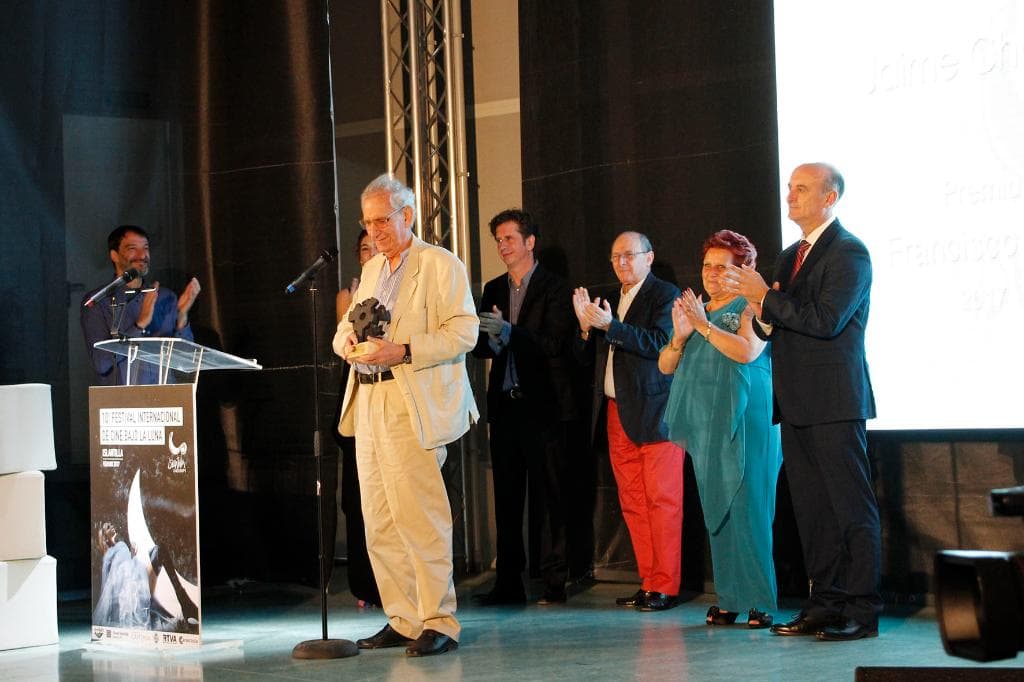 Jaime Chávarri recibiendo el premio 'Francisco Elías' en la 10 edición del festival de islantilla
