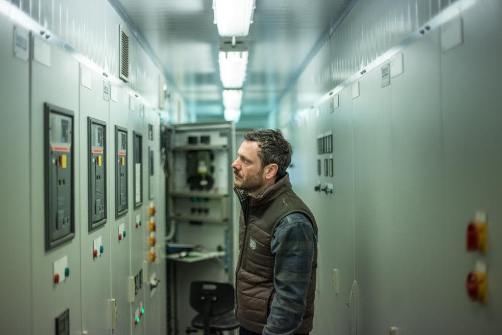 Un om la locul ui (A decent man), A decent man película