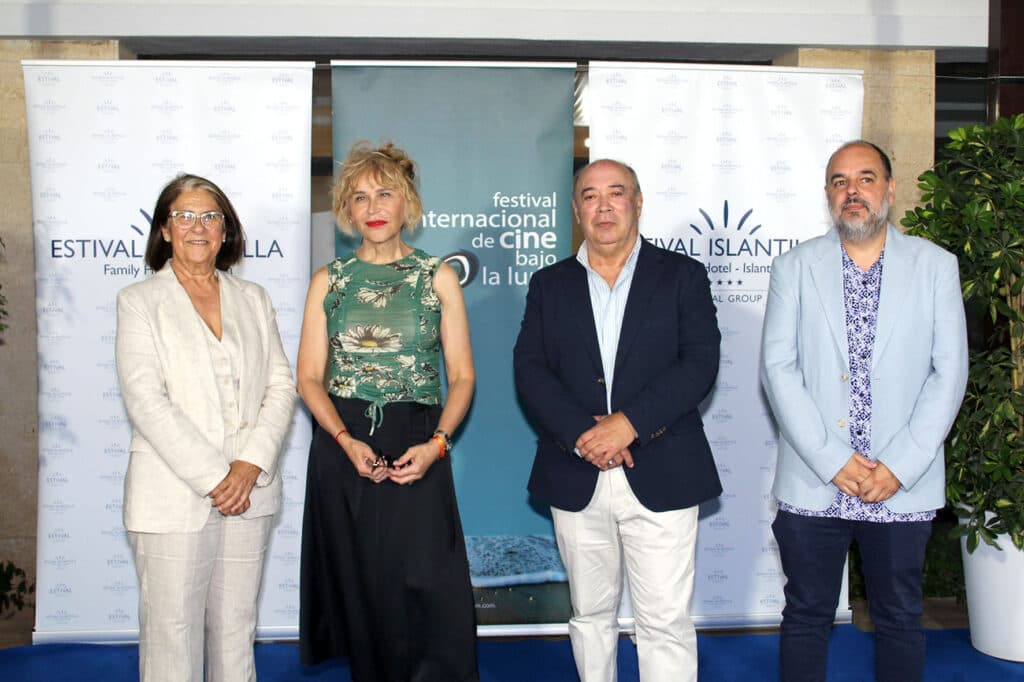Antonia San Juan y representantes de Mancomunidad de Islantilla en el  Festival de Cine de Islantilla