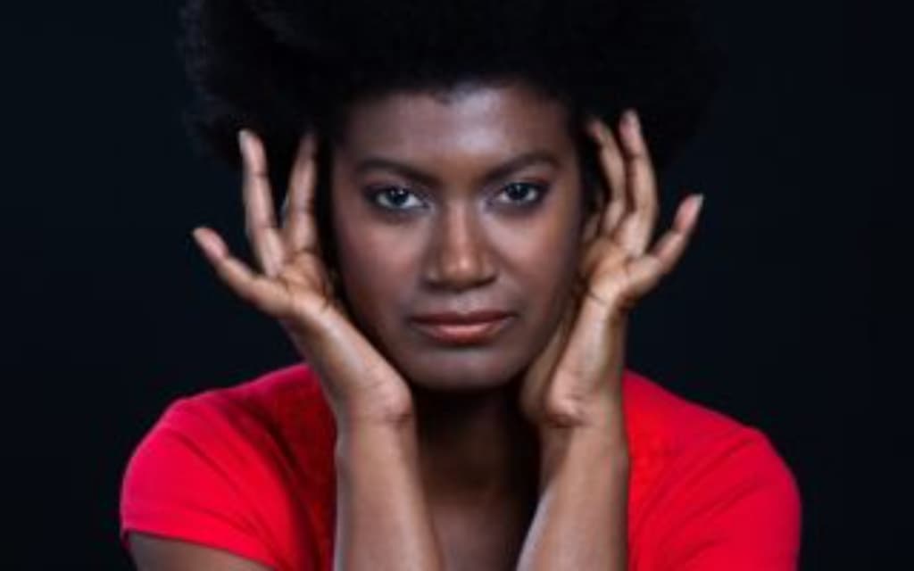 Fotografía de la actriz Kenia Mestre