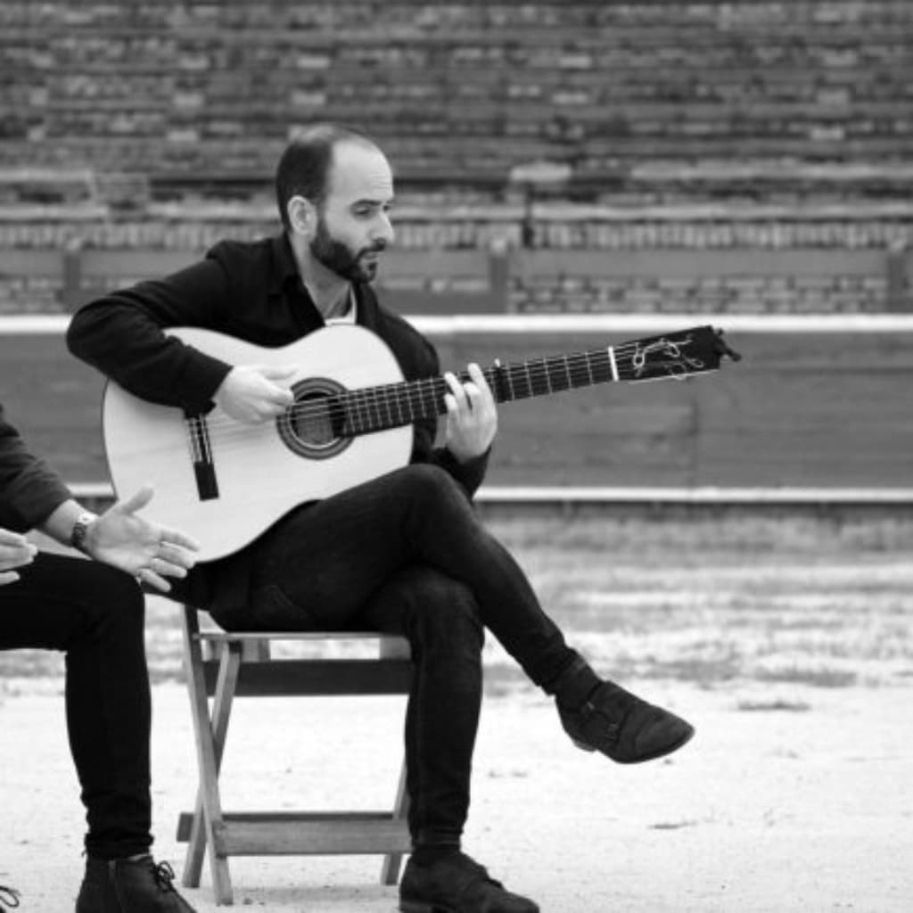 dos hombres tocando la guitarra