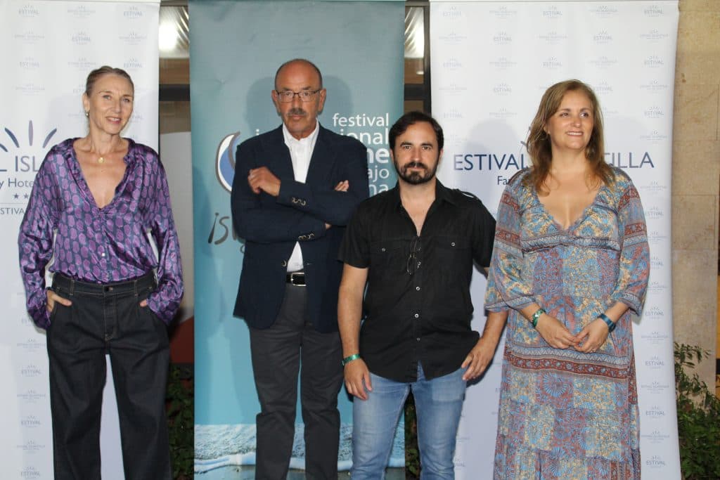 presentadores y dirección de cineforum con el Premio Luis Ciges 2024